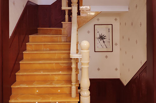 蒋场镇中式别墅室内汉白玉石楼梯的定制安装装饰效果